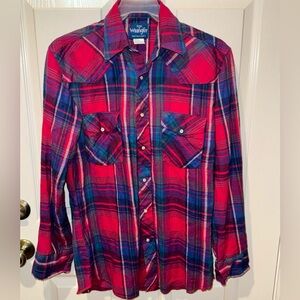 Women’s Wrangler Pearl Button Up Western shirt. Pink and Blue. Size Small.